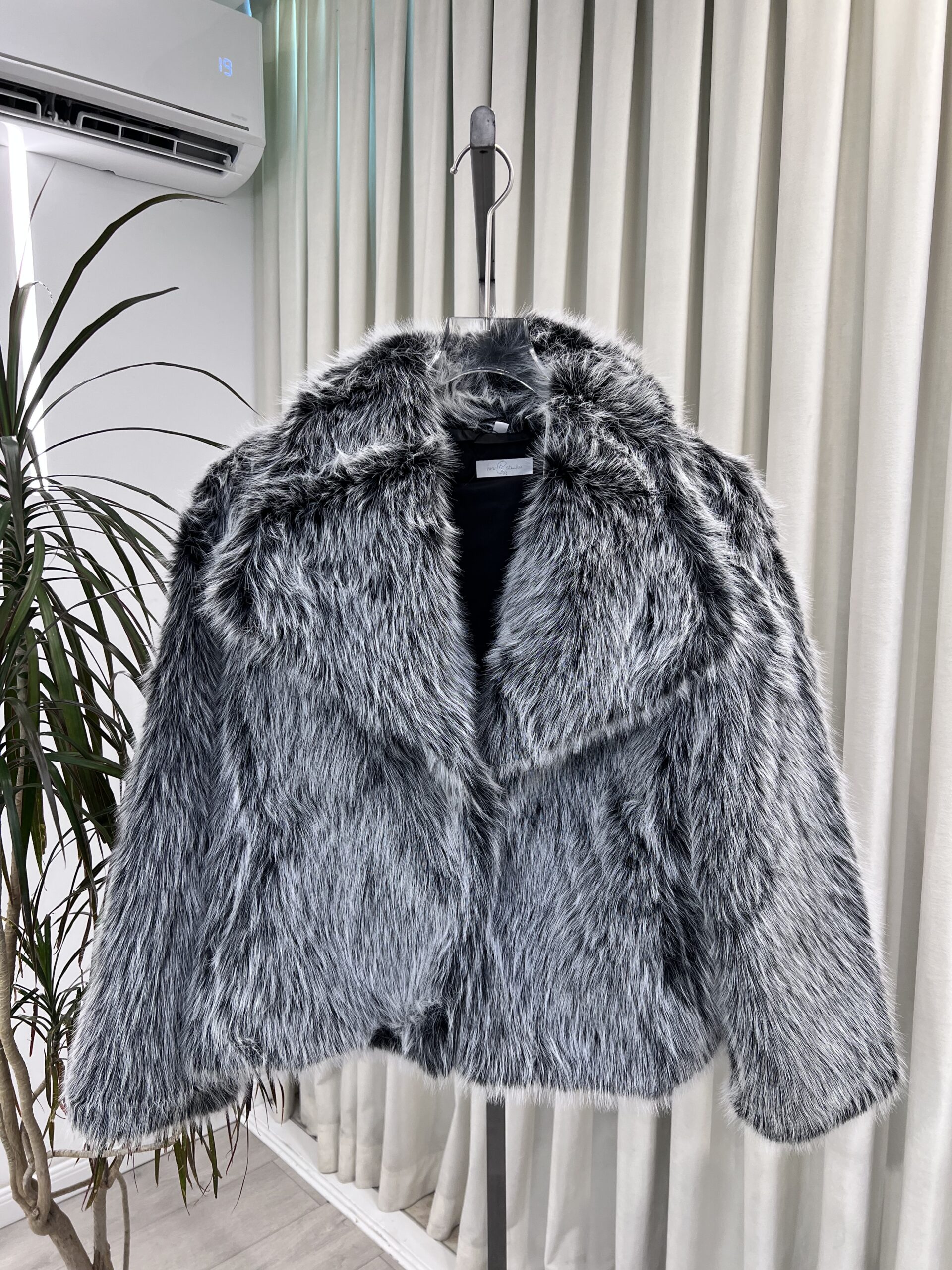 Xhup me lesh sintetik gri i shkurtër