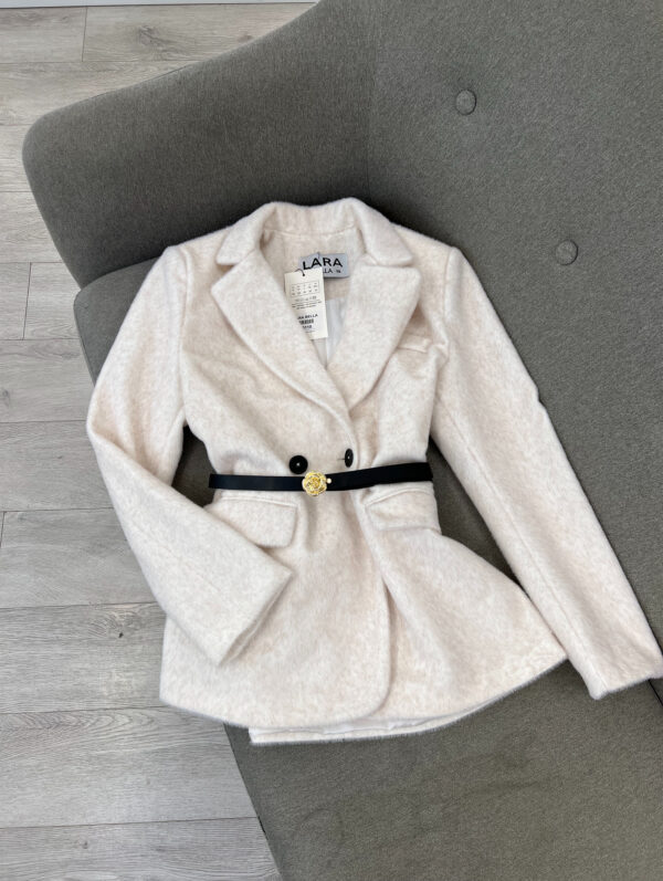 Xhaketë/Blazer E Butë Dhe Elegante Me Theks Belin – Për Vjeshtë/Dimër