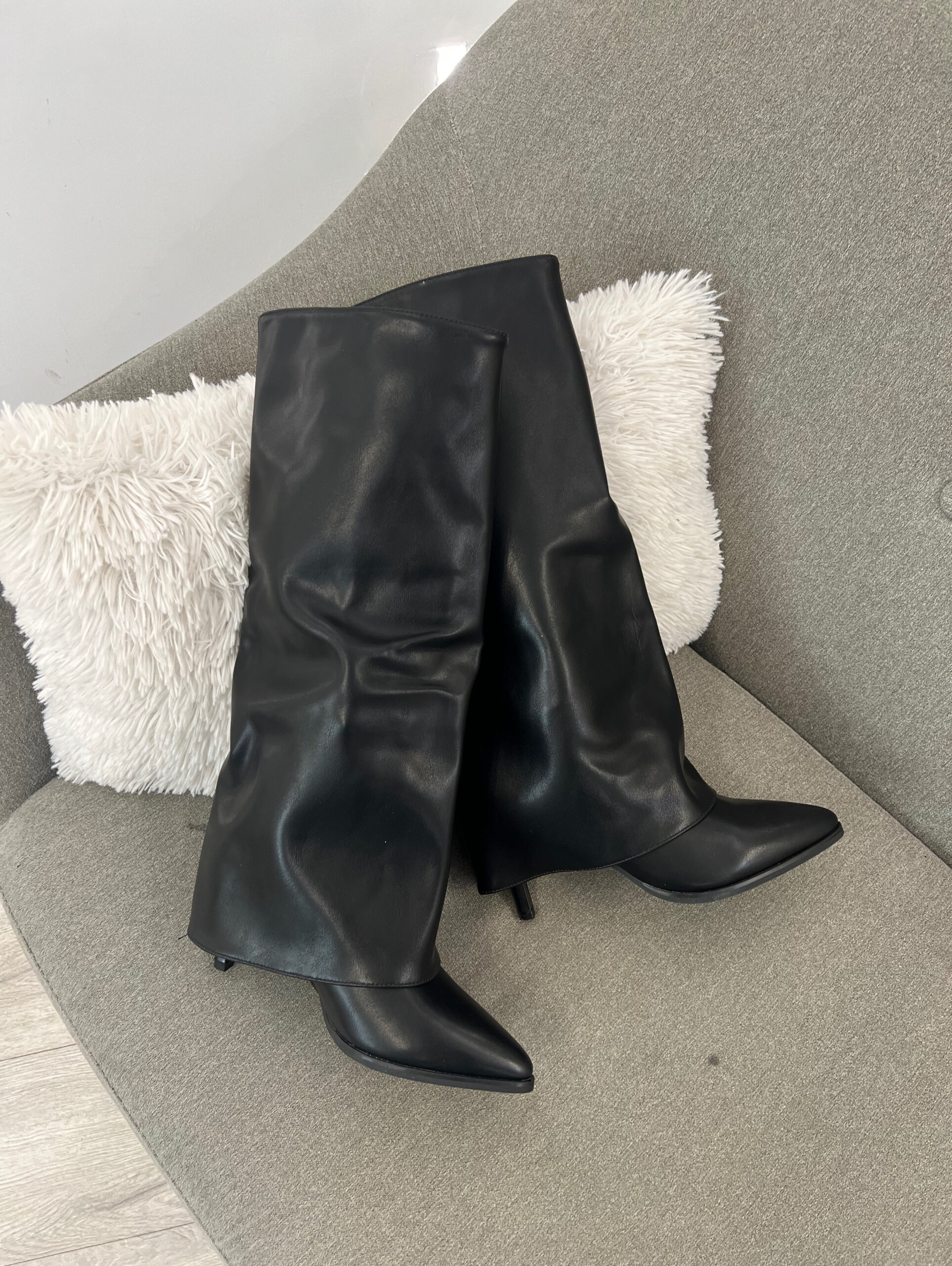 Cizme të gjata të zeza stil I shlirë/I rrudhosur (Slouchy) me majë të mprehtë