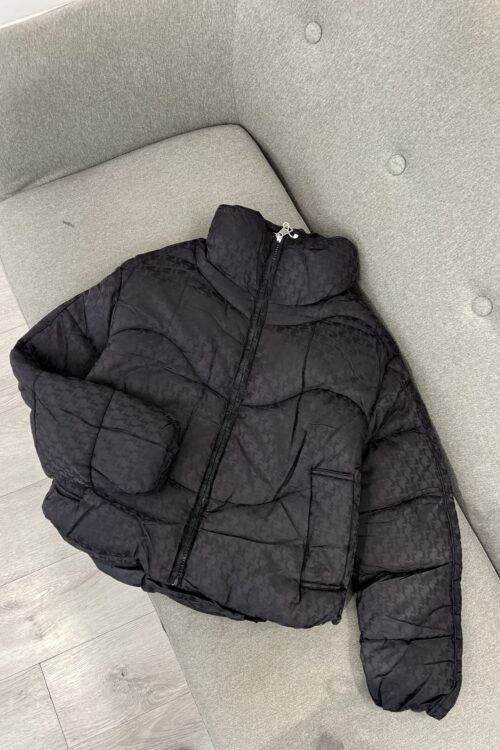 Xhaketë Puffer E Zezë Me Printim Stilizues – Stili Dhe Ngrohtësia Për Dimër!