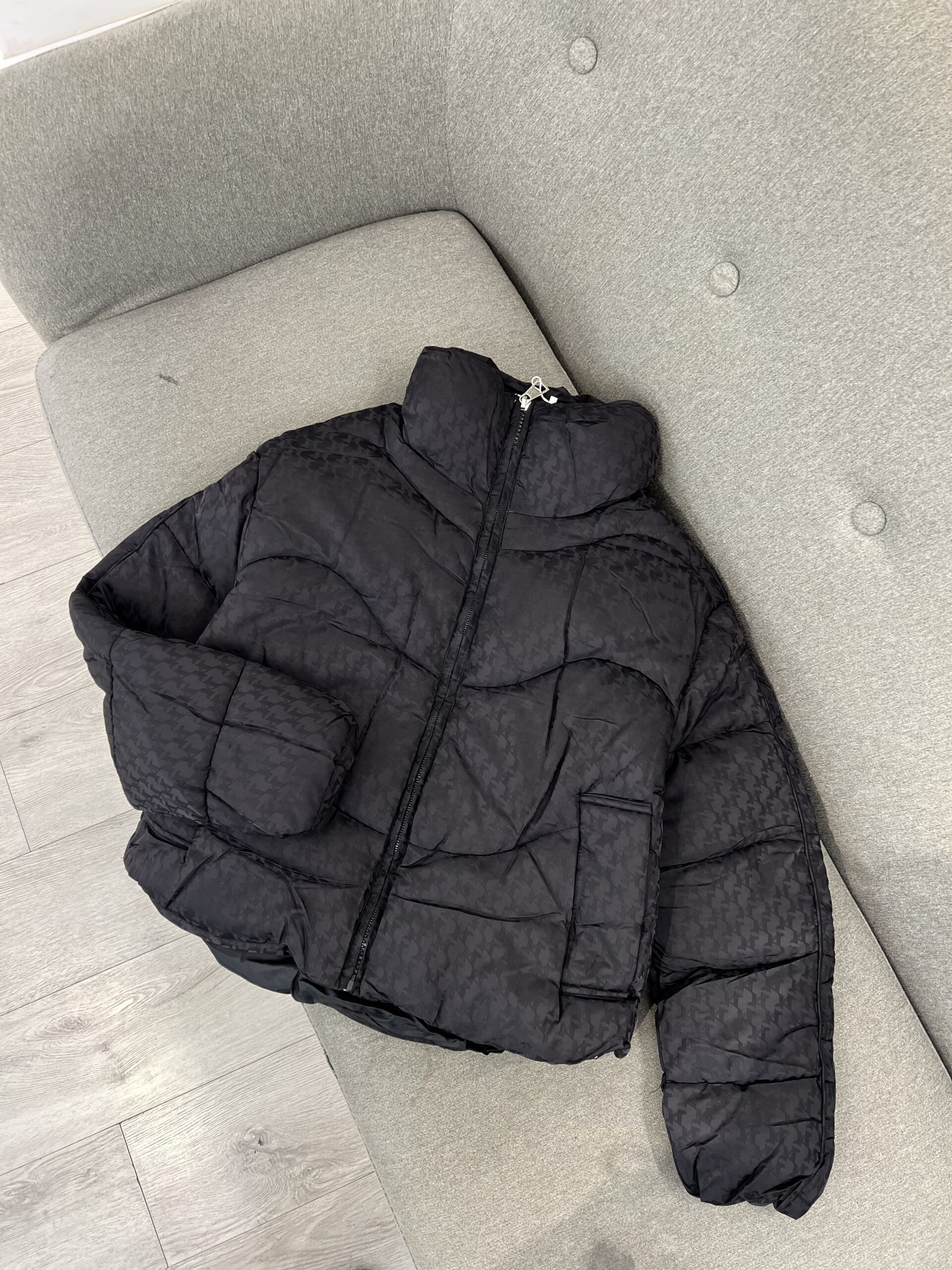 Xhaketë Puffer E Zezë Me Printim Stilizues – Stili Dhe Ngrohtësia Për Dimër!