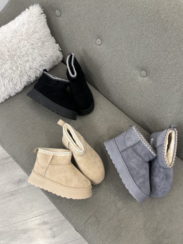 Çizme dimri "Ugg-style" të shkurtra me astar leshi dhe taban platformë