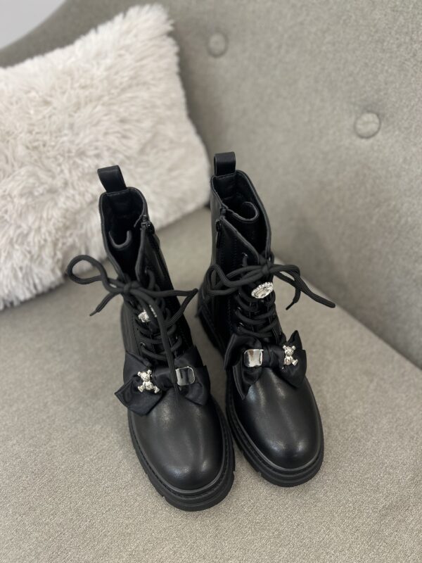 Çizme ushtarake të zeza (Combat Boots) me dekor metalik dhe taban të trashë - Figura 2