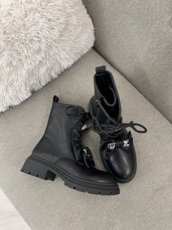 Çizme ushtarake të zeza (Combat Boots) me dekor metalik dhe taban të trashë