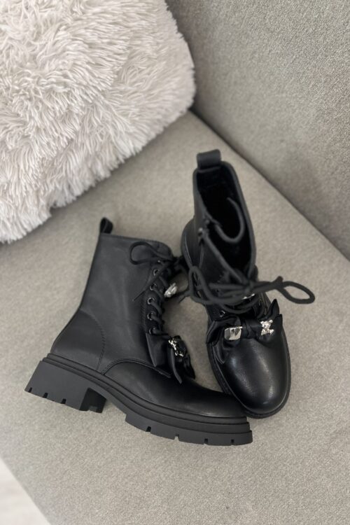 Çizme ushtarake të zeza (Combat Boots) me dekor metalik dhe taban të trashë