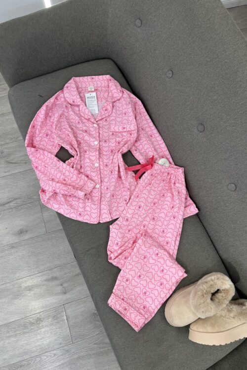 Set pizhamesh rozë me zemra dhe papuçe të rehatshme