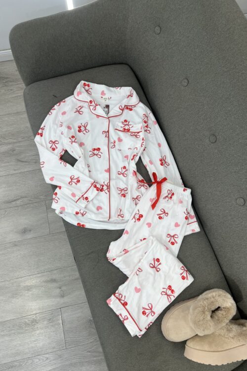 Set pizhamesh të bardha me qershi dhe fjongo, i kombinuar me papuçe