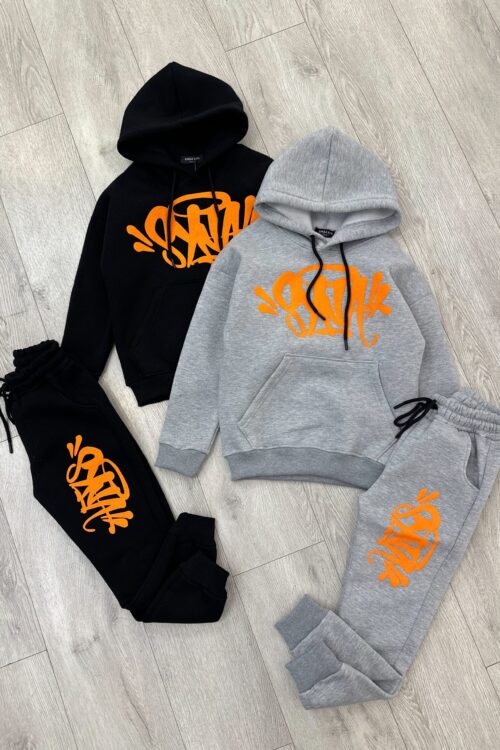 Komplet tuta me kapuç dhe stil grafiti – e zeza & gri • streetwear set: tuta kapuç & pantallona sportive me printim portokalli