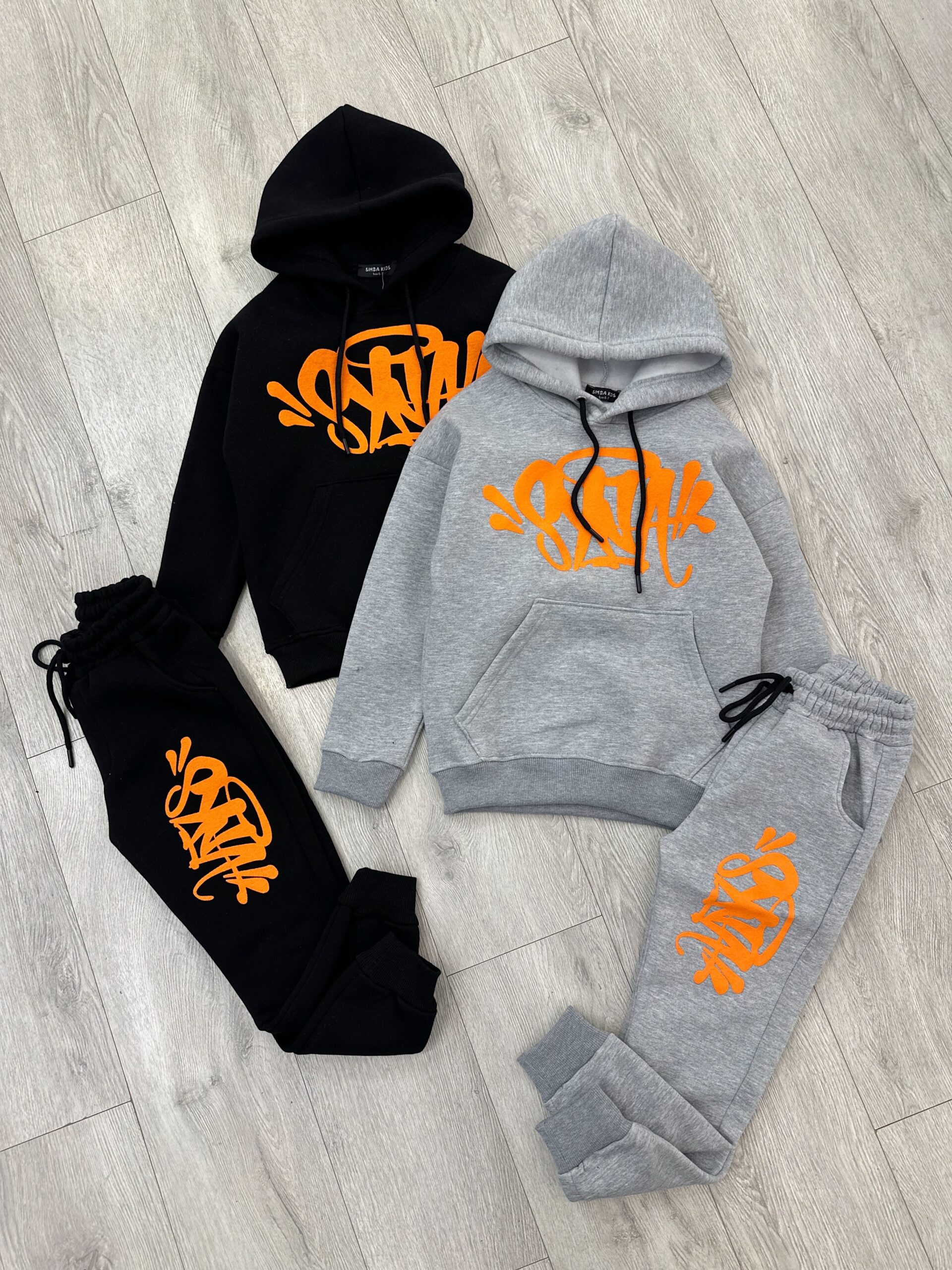 Komplet tuta me kapuç dhe stil grafiti – e zeza & gri • streetwear set: tuta kapuç & pantallona sportive me printim portokalli