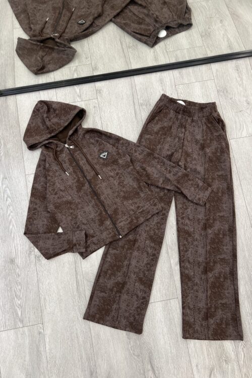 Komplet sportiv me kapuç dhe pantallona të gjëra në kafe