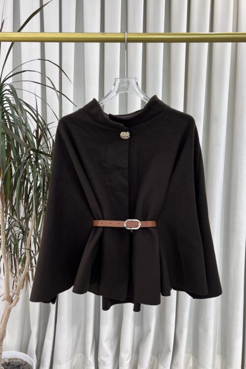 Një pelerinë elegante dhe e strukturuar me ngjyrë kafe të thellë, perfekte për një pamje të sofistikuar vjeshtë/dimër.