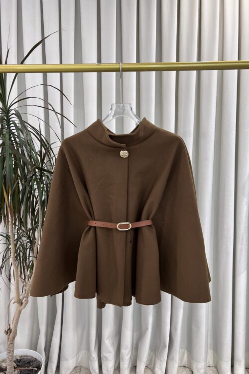 Pelerinë elegante kafe me rrip dhe kopsë