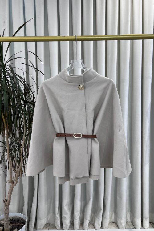 Pelerinë elegante ngjyrë bezhë e hapur me rrip