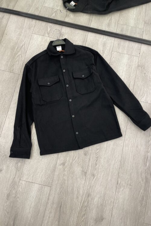 Këmishë e trashë e zezë (Overshirt/Shacket) stil minimalist dhe komod