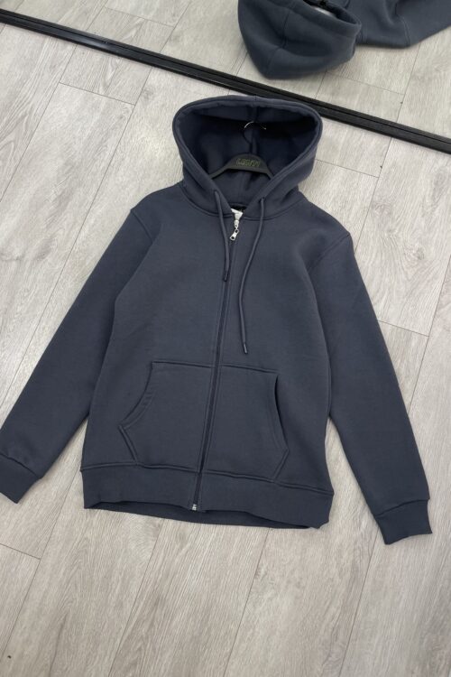 Bluzë me kapuç dhe zinxhir gri e errët dhe material i trashë