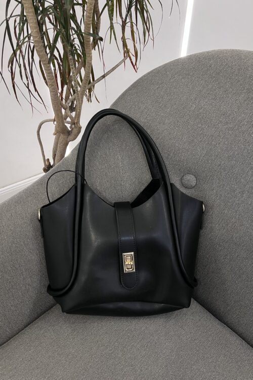 Çantë e zezë lëkure (Bucket/Tote) me formë të veçantë dhe mbyllje metalike