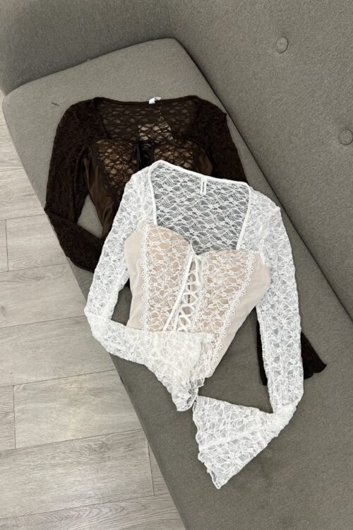 Feminitet dhe Stil: Bluzat me Dantellë dhe Korse
