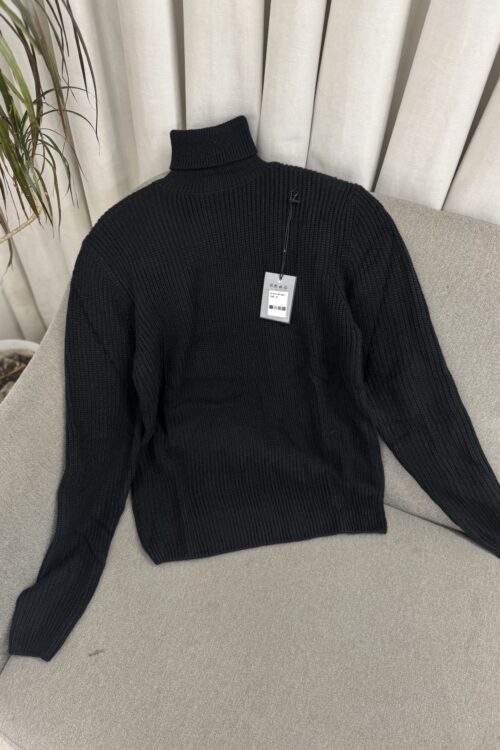 Triko me Thurje të Trashë & Grykë të Lartë – E Zezë – 2XL – E zez