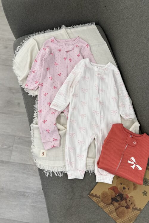 Set me 2 Kombeze “Pink Bows” – Elegancë dhe Butësi me Zinxhir  – 0-24 muaj – E bardhe