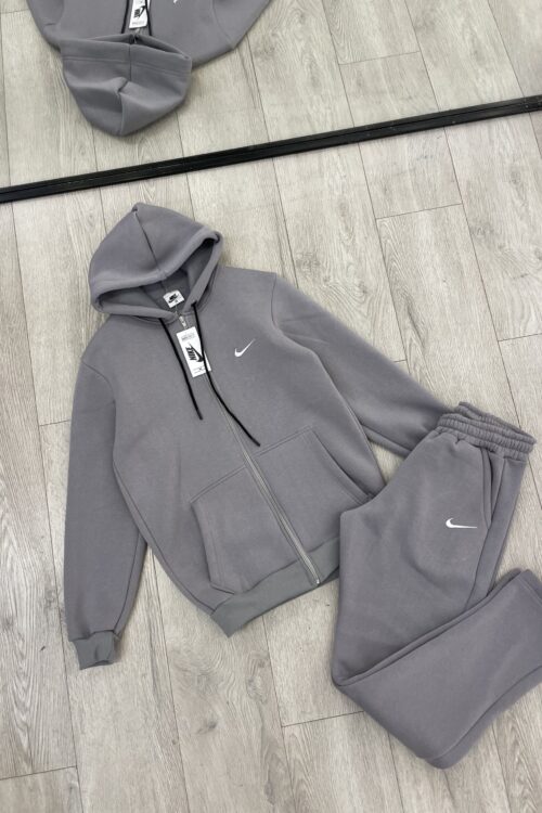 Nike Kompleti Sportiv (Tech Fleece Style) Gri Me NënTon Lavandë – Hoodie Me Zinxhir Dhe Pantallona Jogger, Logo E Bardhë – Xl – Gri